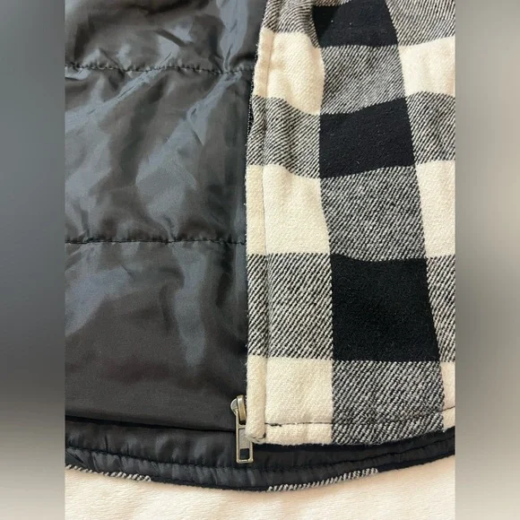 Maurices Women’s Black and White Plaid Quilted Vest with Pockets Size Large - Picture 10 of 15